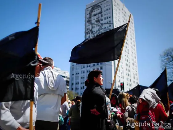 Movilización piquetera y acampe frente al Ministerio de Desarrollo Social. (Foto: Reuters)