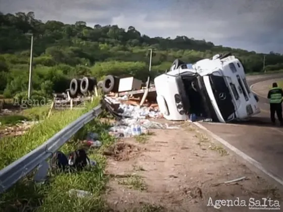 Brutal siniestro en Salta: volcó un camión que transportaba gaseosas
