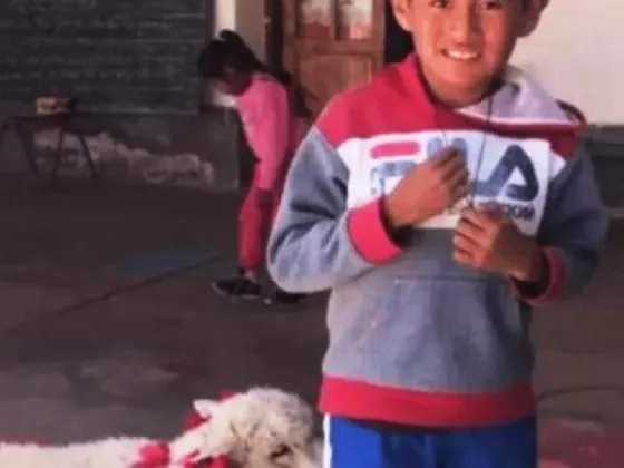 Un niñito llegó a clases con una oveja y se hizo viral