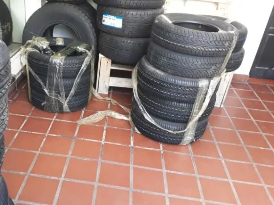 La policía un cargamento ilegal de neumáticos en el acceso a la ciudad