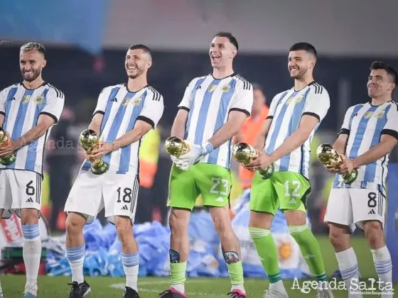 Los jugadores de la Selección repitieron el festejo de Dibu Martínez con la Copa del Mundo