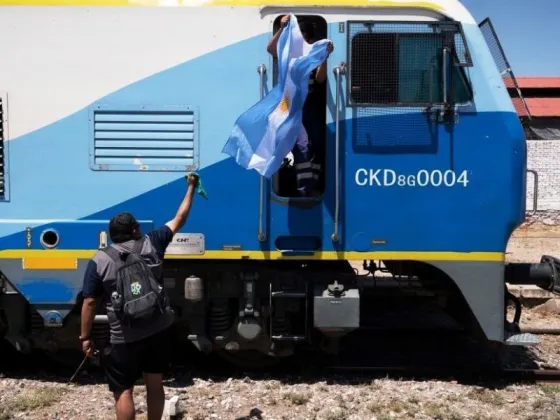 Este es el tren que, como Argentina, retrocede en lugar de avanzar