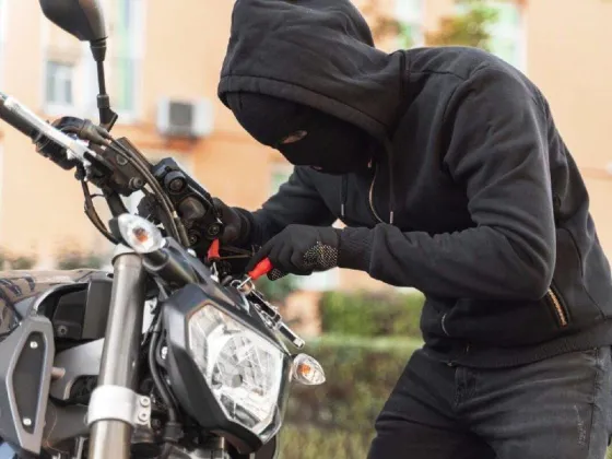Salteño bajó de su moto para comprar pan y se la robaron