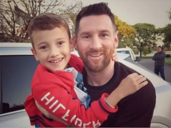 Luego de conocer a Scaloni, el pequeño fan de la Selección Argentina cumplió su sueño y abrazó a Lionel Messi