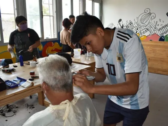El municipio continúa realizando cortes de cabello gratuitos en los barrios