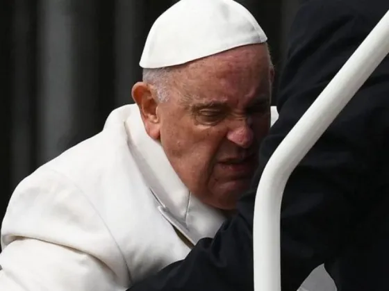Al papa Francisco: lo tratan con antibióticos por 'infección respiratoria' y en el Vaticano ya preparan el 'plan B' para Pascuas