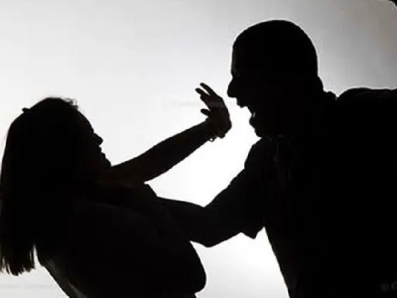 Machirulo arrinconó a su pareja para golpearla, pero intervino su hijo y la defendió