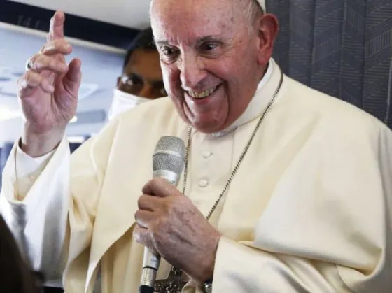 Tras tres días de internación, el papa Francisco fue dado de alta y bromeó: “Todavía estoy vivo”
