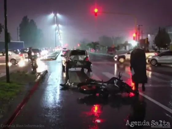 Mañana lluviosa y accidentada: motociclista se estrelló contra un vehículo en Av. Tavella