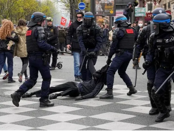 Tensión y disturbios en una nueva protesta contra la reforma previsional que paraliza París