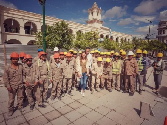 Bettina Romero recorrió los avances de las obras de remodelación de la plaza 9 de Julio