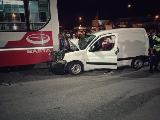 TREMENDO PALO: Salteño se llevo puesto un colectivo