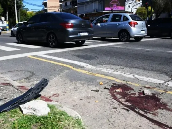 TERRIBLE: un policía murió al chocar con su moto contra un auto durante una persecución