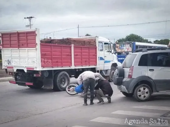 Camión aplastó a una motociclista en la esquina de avenida Yrigoyen y Artigas