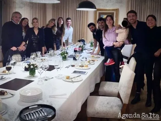 Fabiola Yáñez, Alberto Fernández y un grupo de amigos en una celebración en plena cuarentena estricta.