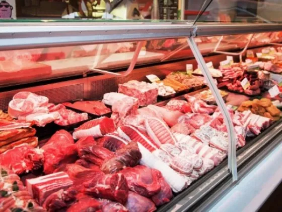 Fue a la góndola de carnes del supermercado y se llevó el susto de su vida al ver que algo se movía