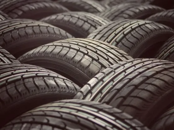 El precio de los neumáticos subió más de 300% y ya hay viajes para comprarlos en el exterior