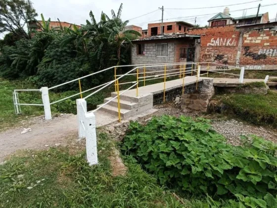 La Municipalidad acondicionó pasarelas peatonales en el canal Juan XXIII