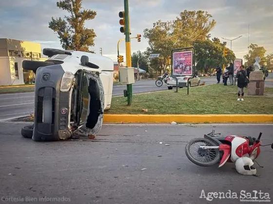 Triple choque y vuelcó en la rotonda de Cofruthos