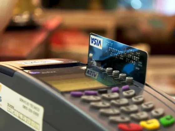 La AFIP vigila las compras con tarjeta de débito: hasta qué montos se podrá gastar sin controles