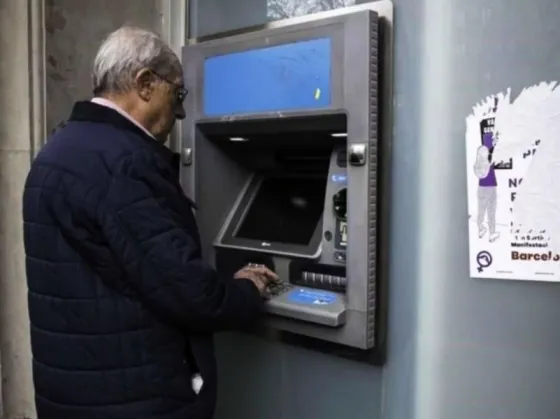 Un jubilado se olvidó la tarjeta en un cajero y policías le vaciaron los ahorros