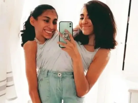 Una de las siamesas influencers presentó a su novio y contó cómo es el acuerdo íntimo que tiene con su hermana