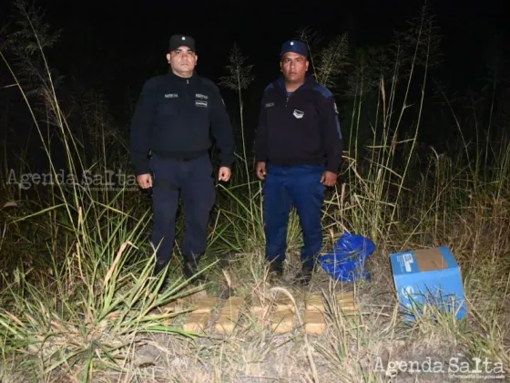 Dos motociclistas, al advertir la presencia policial, arrojaron el paquete al piso y emprendieron la fuga