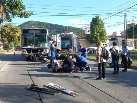 Terrible accidente entre una moto y un colectivo de Saeta