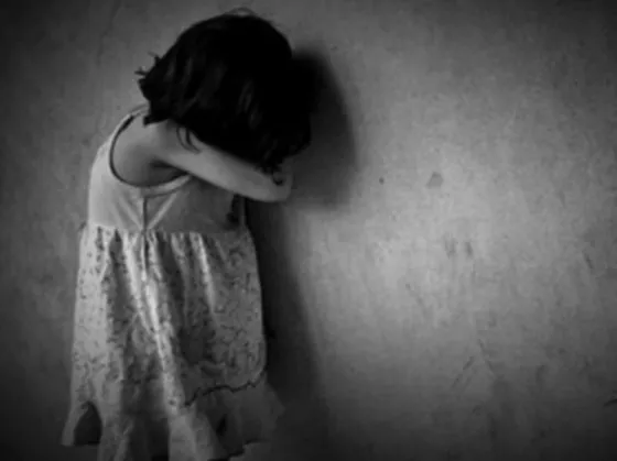 Una mujer atacó a su hija de 4 años en el baño de un hospital y le fracturó el cráneo