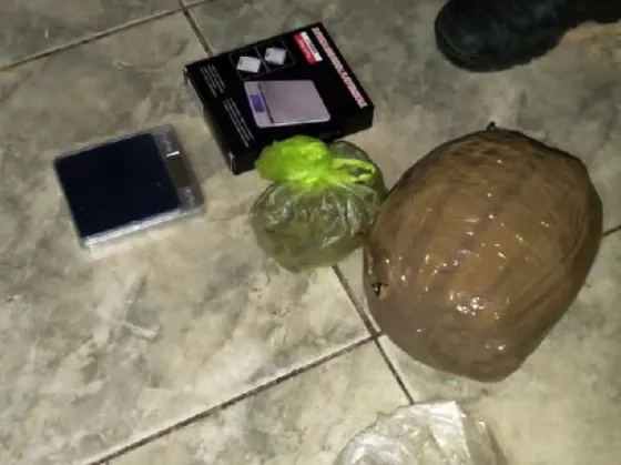 Policías allanaron una vivienda por una causa de robo y encontraron más de un kilo de marihuana y un millón de pesos