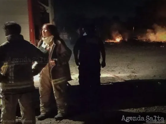 Incendio consumió un galpón de reciclado y los bomberos se quedaron sin agua
