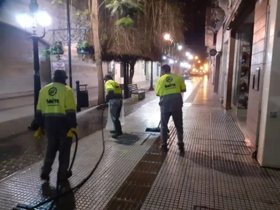 Continúa el retiro de restos de podas, microbasurales y lavado de veredas en la ciudad