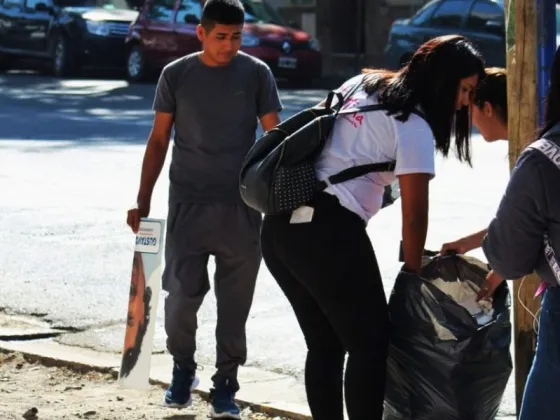 El Partido Salta Nos Une, limpia y despeja la vía publica de cartelería política