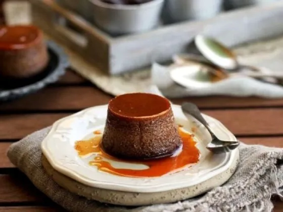 Delicioso flan de chocolate fácil con solo 5 ingredientes en 8 sencillos pasos