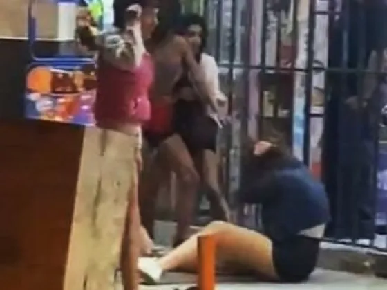 Terrible pelea callejera entre chicas: patadas, insultos y piñas en la Balcarce
