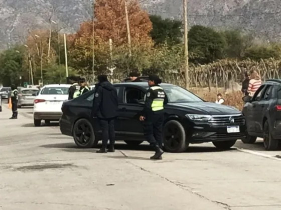 VIDEO: Detuvieron a un hombre que intentó atropellar con su auto a docentes durante un corte en San Carlos