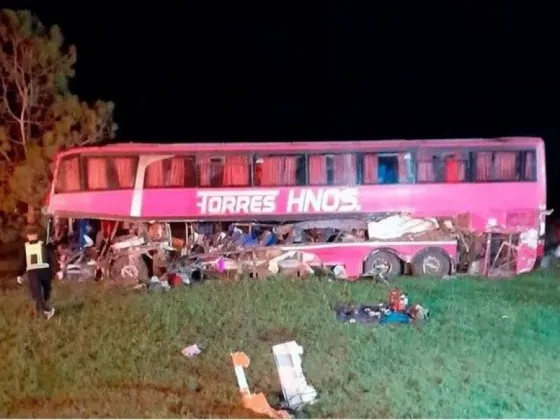 Tragedia en Santa Fe: murieron cinco personas al chocar un micro de turismo con un camión