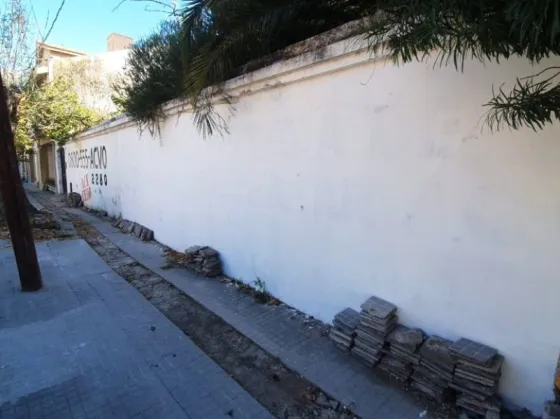 La Municipalidad de Salta limpió y pintó una pared que contenía grafitis antisemitas