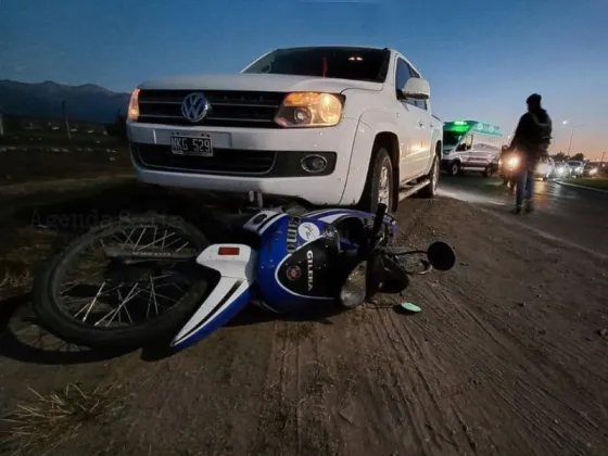 Impactante choque entre una camioneta y una moto sobre Av. Bolivia