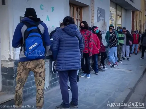 Largas filas en los bancos de Salta: Hoy comienza el pago de la primera cuota de $9.000 del refuerzo de Anses