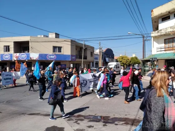 Miles de personas apoyan el reclamo salarial en una masiva marcha de docentes salteños