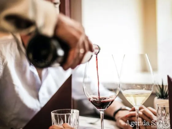 Más trucho que Sommelier de vinos: Jurados de un concurso fueron engañados con el vino más barato del super