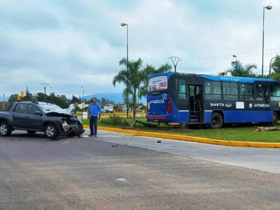 TERRIBLE: un colectivo chocó a una Renault Oroch y hubo heridos