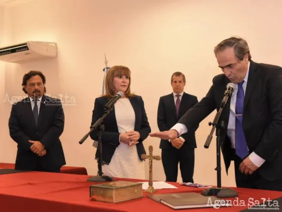 Sáenz, durante la toma de juramento de García Castiella. La amistad entre ambos se remonta a años atrás. Durante la gestión de Gustavo Saénz como intendente, Pedro García Castiella se desempeñaba como el jefe de la oficina anticorrupción.