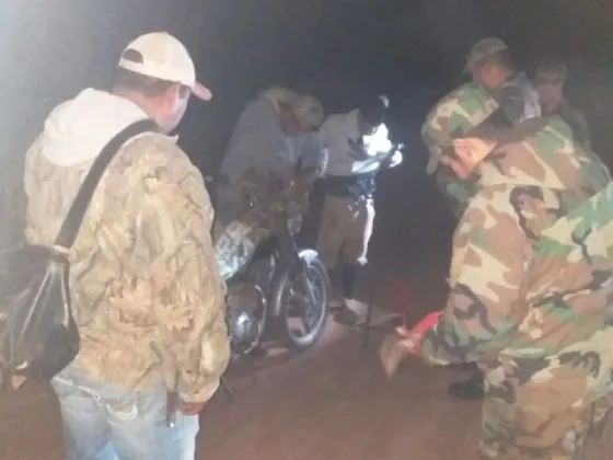 La policía infraccionó a dos motociclistas por transportar armas de fuego