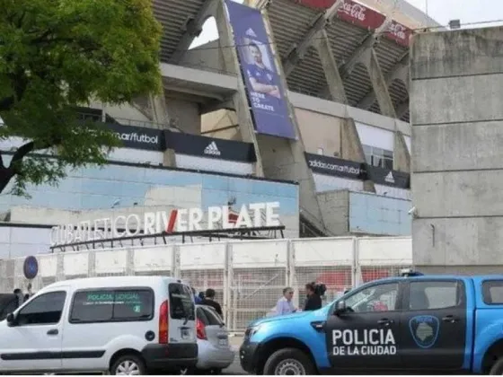 Tras la suspensión del partido de River, tres hinchas le robaron el arma a una policía