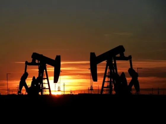 Arabia Saudita pone en marcha una estrategia para subir el precio del petróleo y pone en vilo al mundo
