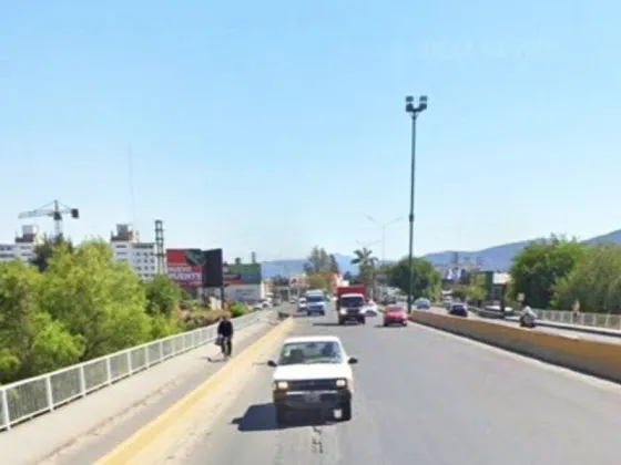 Motociclista salteño resultó herido luego de haber impactado contra un auto en avenida Paraguay