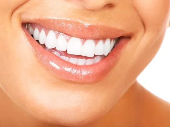 Este es el ingrediente natural que elimina las manchas y blanquea los dientes