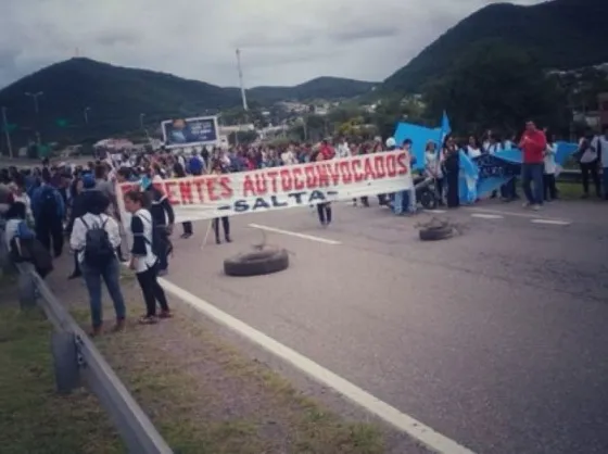 Continúan las protestas de los docentes en el ex peaje Aunor